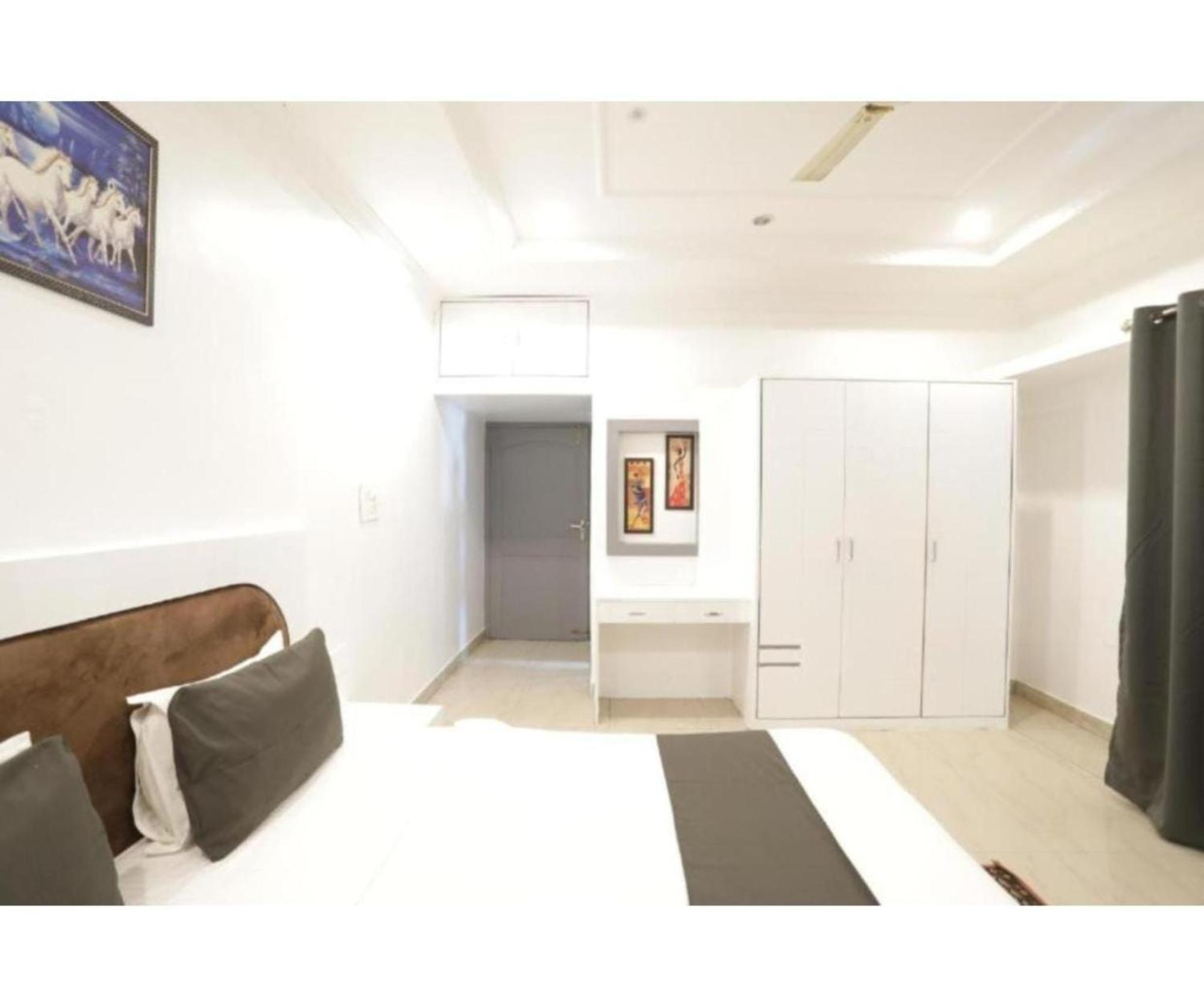 Day S Luxury Near Care Hospital In Budget Friendly Price Seller Hotel 4*